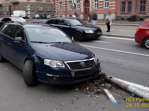 Dva lidé včetně starší chodkyně se zranili při střetu nákladního vozidla s osobákem a sloupem osvětlení
