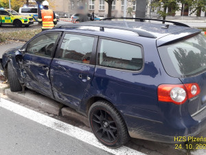 Dva lidé včetně starší chodkyně se zranili při střetu nákladního vozidla s osobákem a sloupem osvětlení