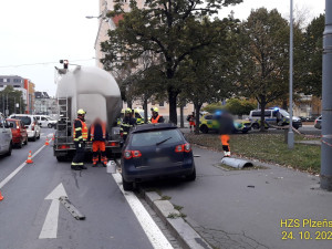 Dva lidé včetně starší chodkyně se zranili při střetu nákladního vozidla s osobákem a sloupem osvětlení