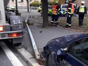 Dva lidé včetně starší chodkyně se zranili při střetu nákladního vozidla s osobákem a sloupem osvětlení