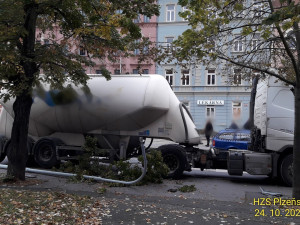 Dva lidé včetně starší chodkyně se zranili při střetu nákladního vozidla s osobákem a sloupem osvětlení