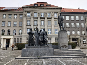 U pomníku T. G. Masaryka opět roste lípa, předchozí vrostlý strom umořili lidé a psi močením