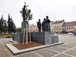 U pomníku T. G. Masaryka opět roste lípa, předchozí vrostlý strom umořili lidé a psi močením