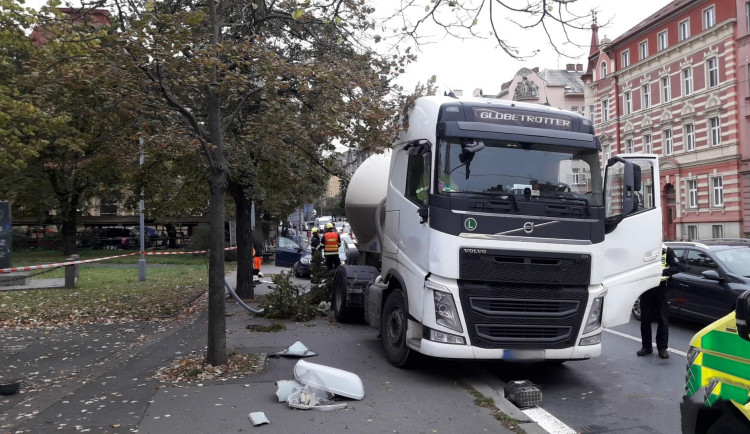 Dva lidé včetně starší chodkyně se zranili při střetu nákladního vozidla s osobákem a sloupem osvětlení