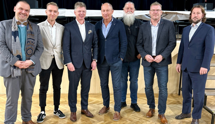 Nové vedení ODS Plzeň město. Šindelář na fotografii třetí zleva