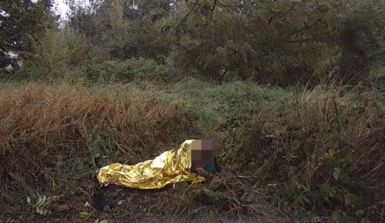 Bosý a spoře oděný muž usnul v trávě u stadionu, byl silně podchlazený a na pokraji smrti