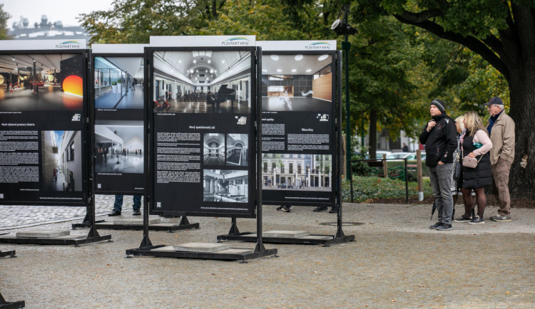 Výstavní prostory galerie i tělocvična, lidé se mohou seznámit se studií obnovy zchátralých lázní