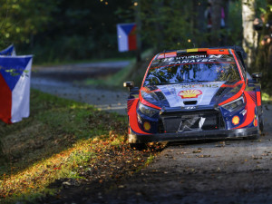 Středoevropskou rally zahájila dvojice diváckých zkoušek. Do soutěže vstoupil nejlépe Belgičan Thierry Neuville