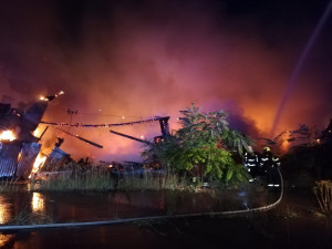Ničivý požár zcela zničil objekt pily, majitel způsobenou škodu vyčíslil na deset milionů korun