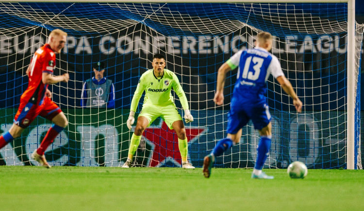 Mladičký brankář viktoriánů Baier po vítězném debutu děkoval trenérům i spoluhráčům, zůstává nohama na zemi