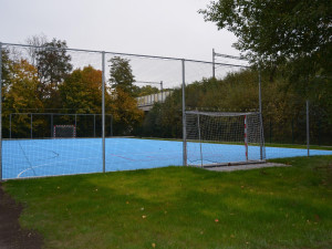 Beton nahradilo multifunkční hřiště, využijí ho zejména házenkáři a florbalisté