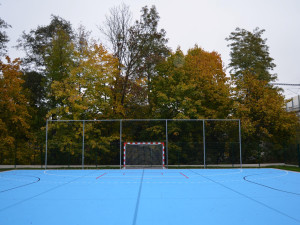 Beton nahradilo multifunkční hřiště, využijí ho zejména házenkáři a florbalisté