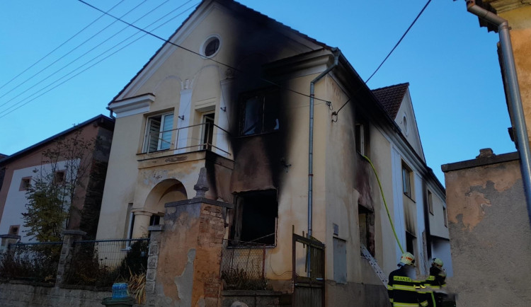 Ohořelé lidské tělo našli hasiči uvnitř obytného domu, který v časných ranních hodinách zachvátil požár