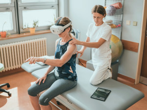 Hravý a nevšední zážitek, virtuální realitu využívá k rehabilitacím pacientů stále více nemocnic