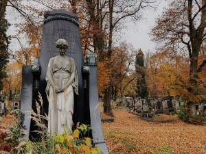 Tajemná zákoutí i velkolepé hrobky slavných osobností, atmosféra hřbitova na vás dýchne nejen na Dušičky