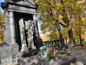 Tajemná zákoutí i velkolepé hrobky slavných osobností, atmosféra hřbitova na vás dýchne nejen na Dušičky