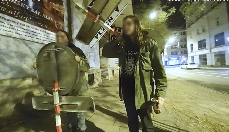 Mladíci nesli přes rameno ukradené dopravní značky, bujaře táhli městem a vesele si prozpěvovali