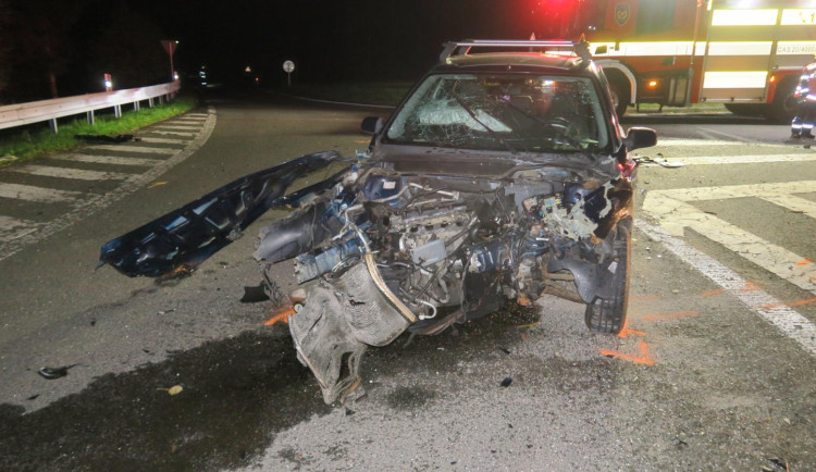 Silnici u Rádla blokovala nehoda. Zavinil ji řidič, který nedal přednost