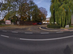 Skončila oprava 500 metrů dlouhého úseku silnice I/27 v Holýšově, řidiči už projedou bez omezení