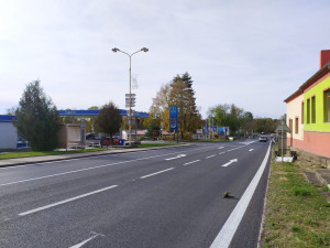 Skončila oprava 500 metrů dlouhého úseku silnice I/27 v Holýšově, řidiči už projedou bez omezení