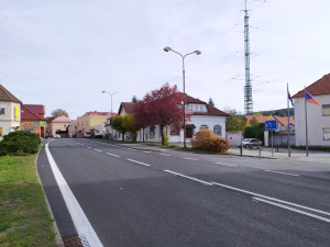 Skončila oprava 500 metrů dlouhého úseku silnice I/27 v Holýšově, řidiči už projedou bez omezení