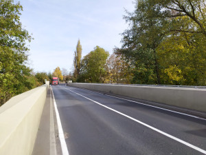 Skončila oprava 500 metrů dlouhého úseku silnice I/27 v Holýšově, řidiči už projedou bez omezení