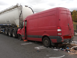 Provoz na 67. kilometru dálnice D5 ochromila vážná nehoda. Dodávka narazila zezadu do cisterny s cukrem