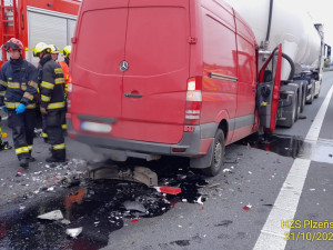 Provoz na 67. kilometru dálnice D5 ochromila vážná nehoda. Dodávka narazila zezadu do cisterny