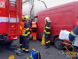Provoz na 67. kilometru dálnice D5 ochromila vážná nehoda. Dodávka narazila zezadu do cisterny