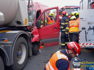 Provoz na 67. kilometru dálnice D5 ochromila vážná nehoda. Dodávka narazila zezadu do cisterny