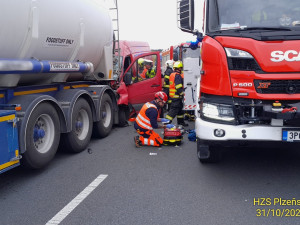 Provoz na 67. kilometru dálnice D5 ochromila vážná nehoda. Dodávka narazila zezadu do cisterny