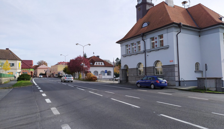 Skončila oprava 500 metrů dlouhého úseku silnice I/27 v Holýšově, řidiči už projedou bez omezení