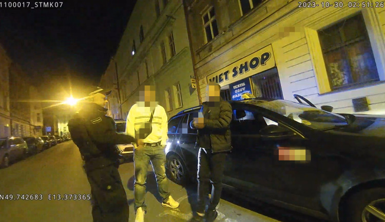 Auto nikdo neřídil, tvrdil taxikář ze zadní sedačky auta, kam před hlídkou nenápadně zalezl