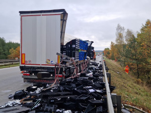 Rozsypaný náklad po nehodě dvou kamionů ochromil provoz na dálnici D5