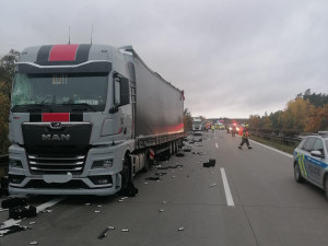 Rozsypaný náklad po nehodě dvou kamionů ochromil provoz na dálnici D5
