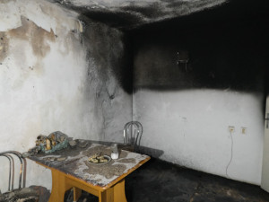 Hořící ubytovnu muselo v noci opustit 37 dětí a 26 dospělých, příčinou je nejspíš vadná lednice