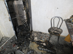 Hořící ubytovnu muselo v noci opustit 37 dětí a 26 dospělých, příčinou je nejspíš vadná lednice