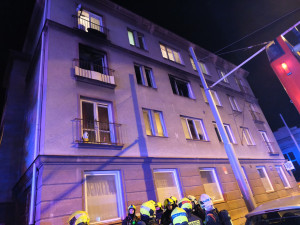 Hořící ubytovnu muselo v noci opustit 37 dětí a 26 dospělých, příčinou je nejspíš vadná lednice