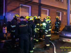 Hořící ubytovnu muselo v noci opustit 37 dětí a 26 dospělých, příčinou je nejspíš vadná lednice