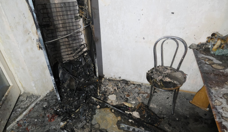 Hořící ubytovnu muselo v noci opustit 37 dětí a 26 dospělých, příčinou je nejspíš vadná lednice