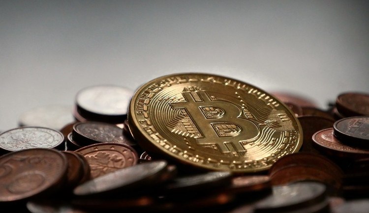 Falešný bankéř přesvědčil starší ženu, aby nastrkala do bitcoinmatu půl milionu korun