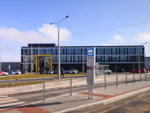 Tramvajová vozovna s obří zelenou střechou na Slovanech uspěla v soutěži Adapterra Awards