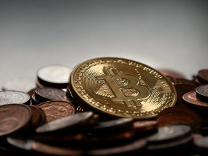 Falešný bankéř přesvědčil starší ženu, aby nastrkala do bitcoinmatu půl milionu korun