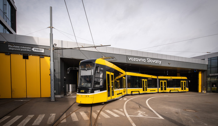 Tramvajová vozovna s obří zelenou střechou na Slovanech uspěla v soutěži Adapterra Awards