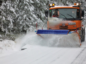 Krajští silničáři mají na zimní údržbu 300 milionů korun, nonstop v pohotovosti bude 350 řidičů