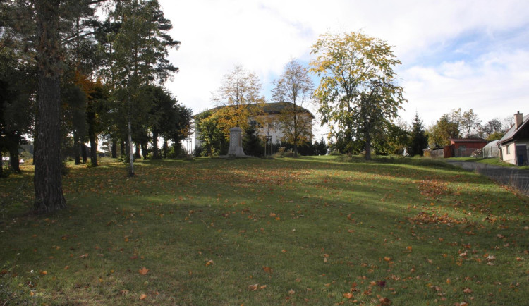 Zloději ukradli ve Frýdlantu desku z pomníku obětem 1. světové války