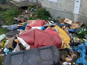 Analýza odpadu i záběry z kamer, městu se daří dohledávat zakladatele černých skládek