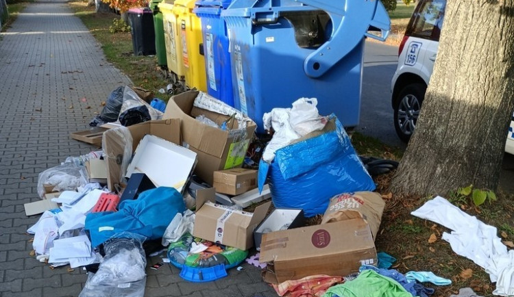Analýza odpadu i záběry z kamer, městu se daří dohledávat zakladatele černých skládek