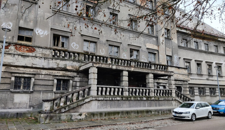 Už brzy obsadí vnitroblok zchátralých městských lázní těžká technika, bourací práce vyjdou na šest milionů