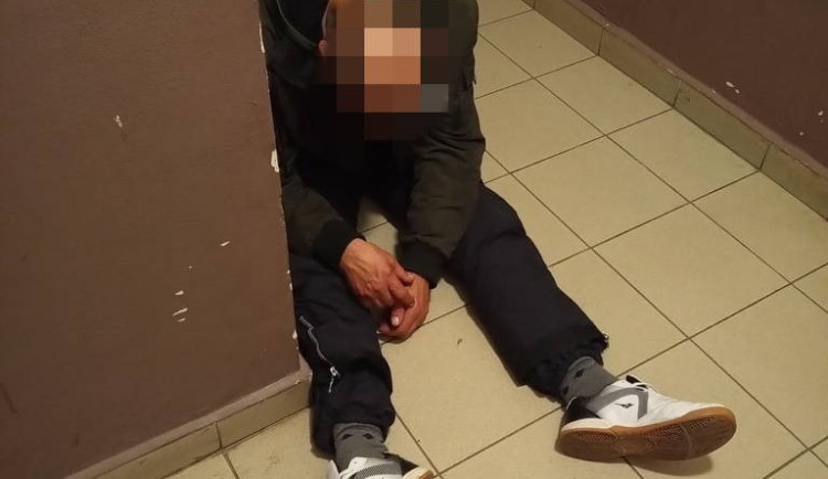 Tento opilý muž napadal zdravotníky a ohrožoval nemocniční přístroje